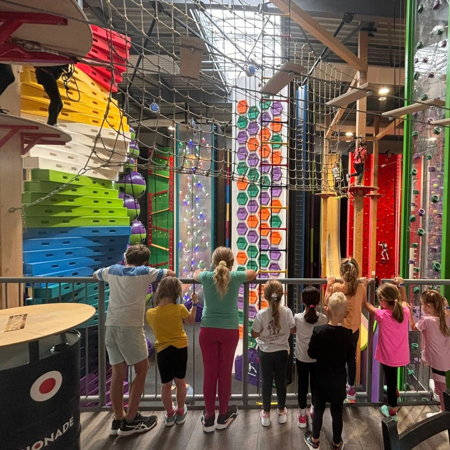 Kinder spielen draußen