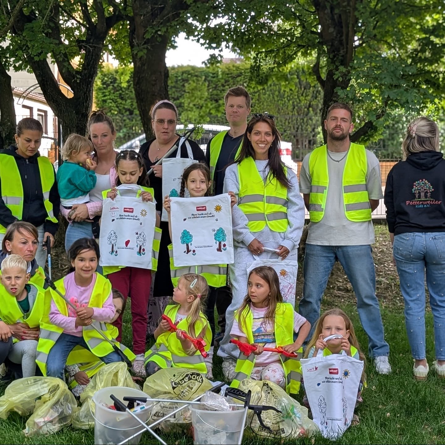 Kinder zeigen ihre Kunstwerke